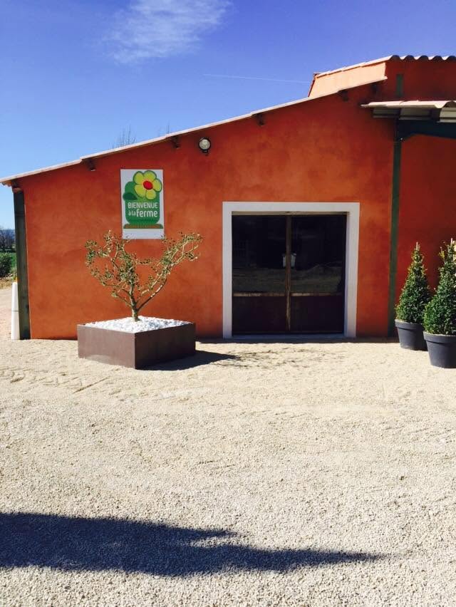 La façade ocre du point de vente de la Ferme du Vidalet, sous le soleil de Pertuis