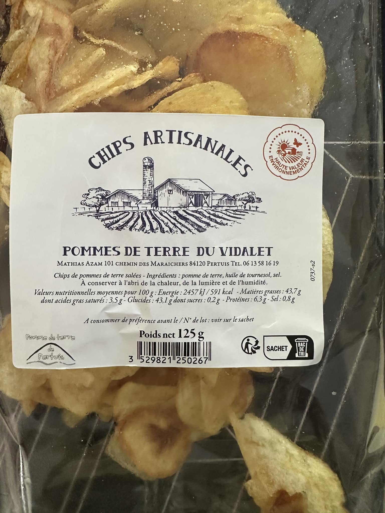 Le vrai paquet de chips artisanales « Pommes de terre du Vidalet », avec son étiquette gravée